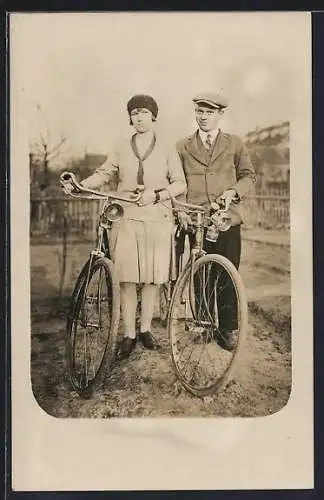 Foto-AK Mann und Frau mit ihren Fahrrädern