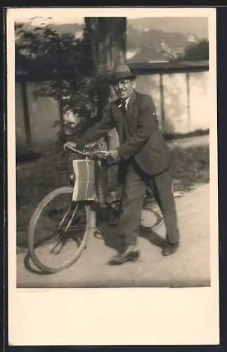 Foto-AK Mann schiebt sein Fahrrad