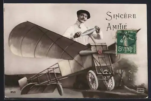 AK Sincere Amitie, Herr mit Schnauzbart steuert ein Flugzeug
