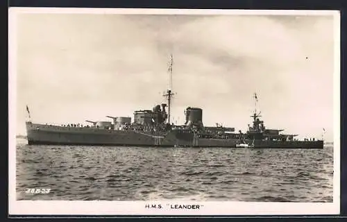 AK Kriegsschiff HMS Leander auf See