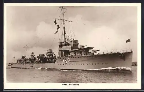 AK Kriegsschiff HMS Valorous in Fahrt