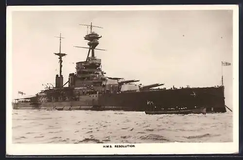 AK Britisches Kriegsschiff HMS Resolution auf Steuerbord