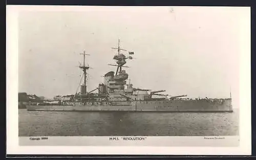 AK Kriegsschiff HMS Resolution auf See