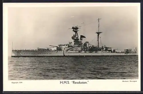 AK Kriegsschiff HMS Resolution auf See