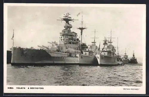 AK Britisches Kriegsschiff HMS Malaya mit Zerstörern im Hafen anliegend