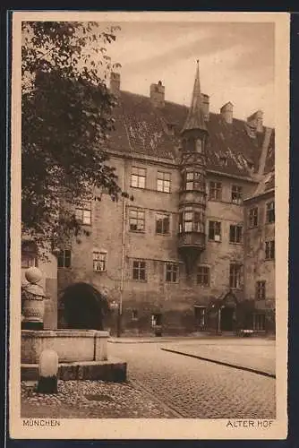 AK München, Alter Hof mit Brunnen