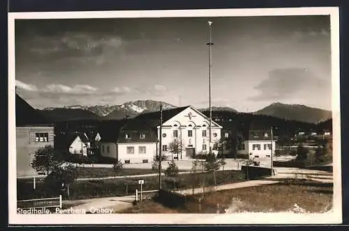AK Penzberg /Obbay., Stadthalle mit Strassenpartie