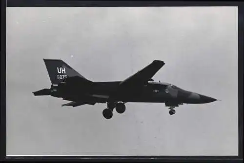 Fotografie Flugzeug General Dynamics F-111, Jasta Kampfjet der USAF AF075