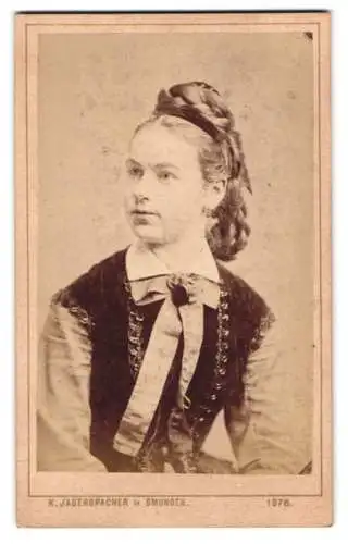 Fotografie K. Jagerspacher, Gmunden, Esplanade, Porträt einer Frau mit kunstvoller Frisur mit Haarband