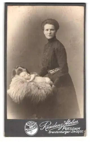 Fotografie Schwarz, Potsdam, Brandenburger Str. 50/51, Mutter mit schlafendem Baby, Mutterglück