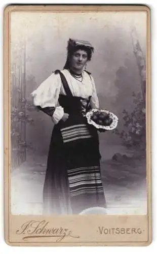 Fotografie Josef Schwarz, Voitsberg, Hauptplatz Nr. 8, Frau in traditioneller Tracht mit Obstkorb