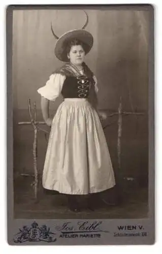 Fotografie Jos. Eibl, Wien, Schönbrunnerstr. 100, Frau in traditioneller Tracht mit Hut und Federn