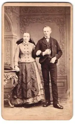 Fotografie Theodor List, Schärding am Inn, Schlossgasse 51, Paar in Tracht