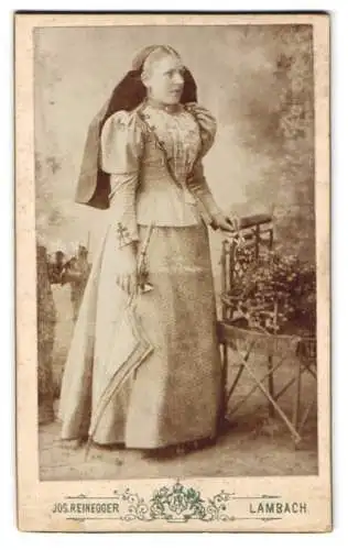 Fotografie Jos. Reinegger, Lambach, junge Frau im Trachtenkleid mit Schirm