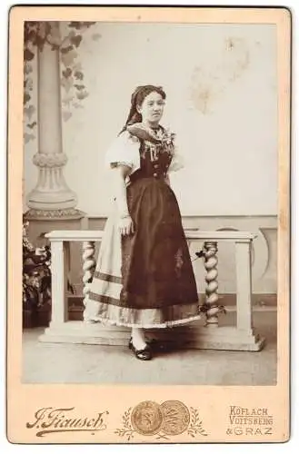 Fotografie Johann Fiausch, Graz, elegante Dame in traditioneller Tracht