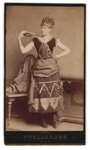 Fotografie F. Tellgmann, Eschwege, Promenade 10, elegante Frau als Vagabundin mit Tamburin