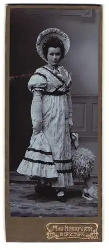 Fotografie Max Herrfurth, Merseburg, Breitestrasse 8, Frau im historischen Kleid zum Fasching, 1907