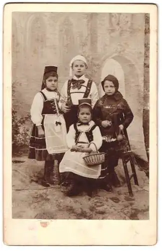 Fotografie unbekannter Fotograf und Ort, Gruppe Kinder zum Fasching in Kostümen, Schornsteinfeger