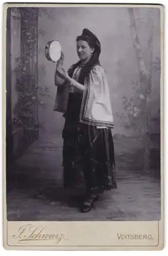 Fotografie J. Schwarz, Voitsberg, Hauptplatz Nr. 8, Frau mit Tamburin als Vagabundin