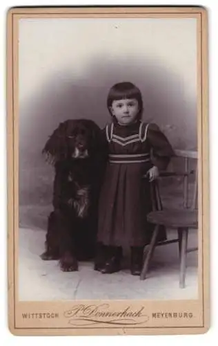 Fotografie P. Donnerhack, Meyenburg, CDV eines Kindes mit Hund grossem schwarzen Hund