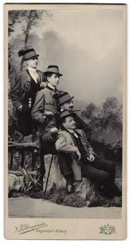Fotografie V. Lobenwein, Klagenfurt, Völkermarkterstr. 1, Gruppe von Männern in Tracht mit Zipfel