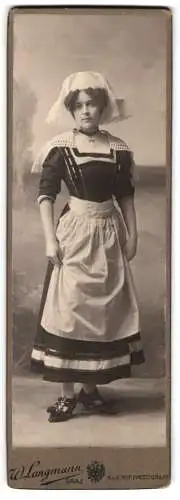 Fotografie W. Langmann, Saaz, Dr. Schmejkalstr., Junge Frau in traditioneller Tracht als Kostüm