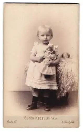 Fotografie Eugen Kegel, Cassel, Gr. Rosenstrasse 5, Kleines Mädchen Lisbeth Franz mit Puppe