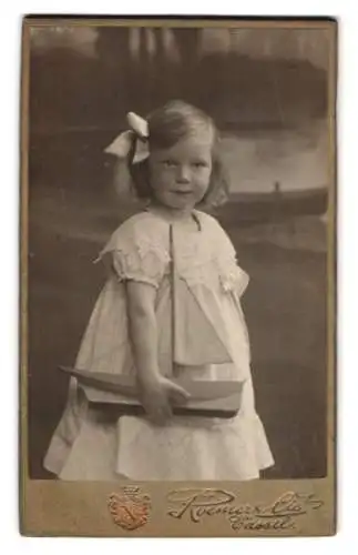 Fotografie Roemer & Cie, Cassel, Hohenzollernstrasse 96, Mädchen Liselotte Probst mit Spielzeugboot