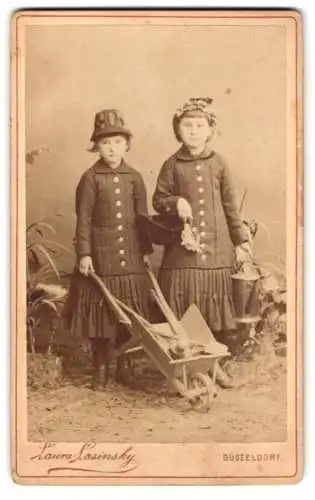 Fotografie Laura Lasinsky, Düsseldorf, Hohe-Strasse 6, Zwei Mädchen mit Schubkarre als Gärtnerinnen