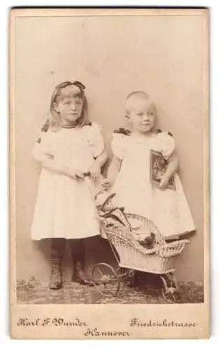 Fotografie Karl F. Wunder, Hannover, Friedrichstrasse, Zwei Kinder mit Puppenwagen und Puppe