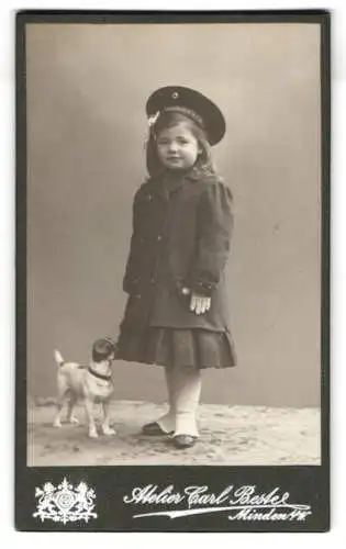 Fotografie Atelier Carl Beste, Minden, Bäckerstrasse, Mädchen Ewita mit Spielzeug Hund, Mützenband SMS Braunschweig