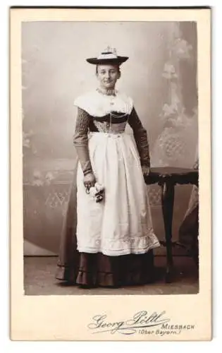 Fotografie Georg Pöltl, Miesbach, CDV einer Frau in traditioneller Tracht