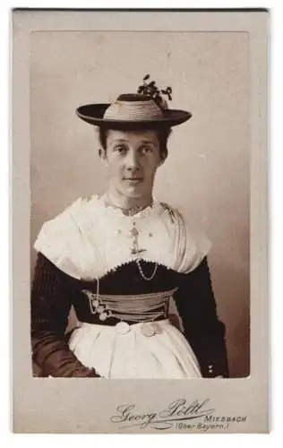 Fotografie Georg Pöltl, Miesbach, CDV einer Frau in traditioneller Tracht