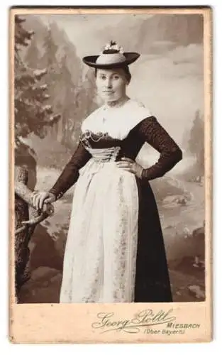 Fotografie Georg Pöltl, Miesbach, Oberbayern, Frau in traditioneller Tracht