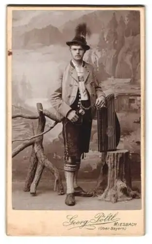 Fotografie Georg Pöltl, Miesbach, Oberbayern, Porträt eines Mannes in Tracht mit Zither und Lederhose