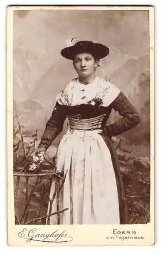 Fotografie E. Ganghofer, Egern am Tegernsee, Frau in traditioneller Tracht