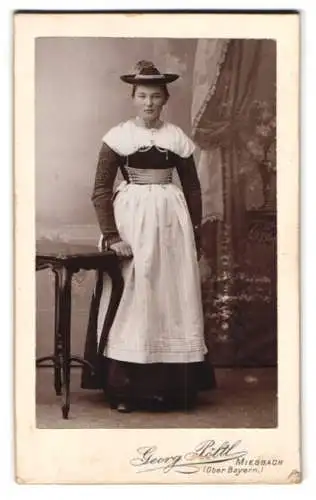 Fotografie Georg Pöltl, Miesbach (Oberbayern), Stehende Frau in Tracht
