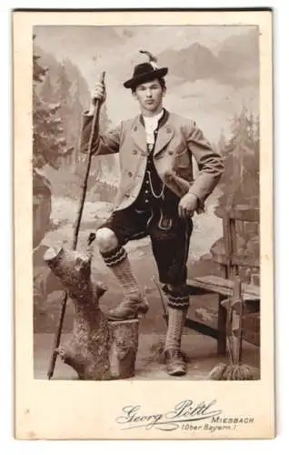 Fotografie Georg Pöltl, Miesbach, CDV eines jungen Mannes in Tracht mit Wanderstock