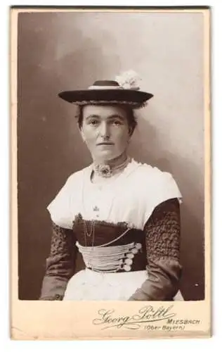 Fotografie Georg Pöltl, Miesbach, CDV einer Frau in traditioneller Tracht