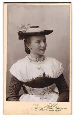 Fotografie Georg Pöltl, Miesbach, CDV einer jungen Frau in traditioneller Tracht