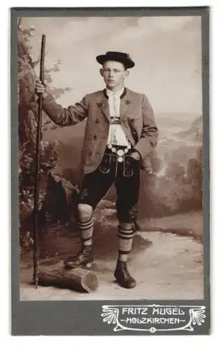 Fotografie Fritz Hugel, Holzkirchen, Portrait eines Mannes in traditioneller Tracht