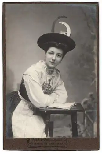 Fotografie Atelier Rud. Böbner, München, Lilienstrasse 3, Dame in Tracht mit elegantem Hut