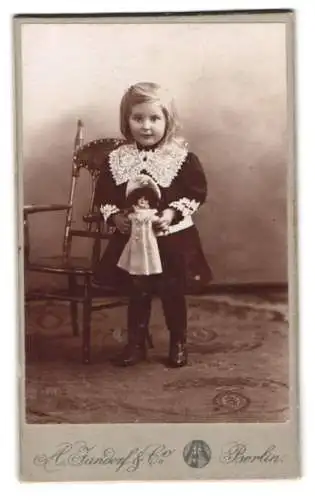 Fotografie A. Jandorf & Co., Berlin, N. Brunnen-Str. 19-21, Portrait eines Kindes mit Puppe