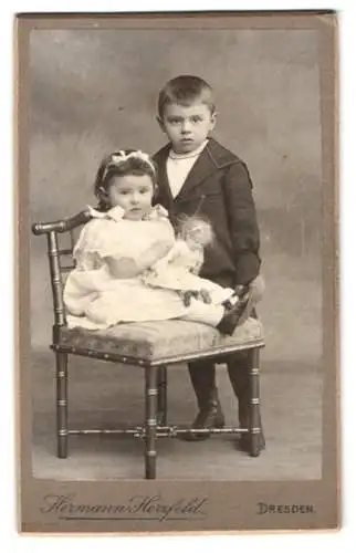 Fotografie Hermann Herzfeld, Dresden, Altmarkt, Kinder auf einem Stuhl mit Puppe auf dem Schoss