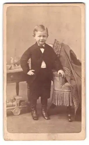 Fotografie Schwind & Krueger, New York, 2nd Ave, CDV eines Jungen mit Holz Spielzeuglokomotive