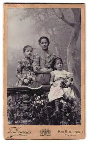 Fotografie F. Grainer, Bad Reichenhall, Bayern, Drei junge Mädchen mit ihren Puppen im Arm
