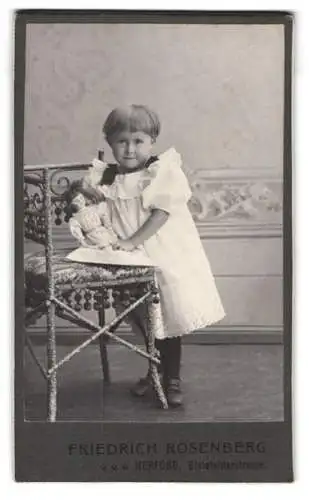 Fotografie Friedrich Rosenberg, Herford, Bielefelderstrasse, Kind mit Puppe auf Stuhl