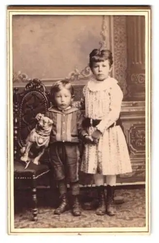 Fotografie Bernh. Dreher, Zell i. W., Zwei Kinder mit Hundefigur auf dem Stuhl