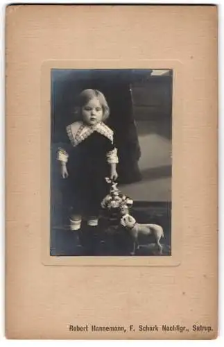 Fotografie Robert Hannemann, Satrup, Kind mit Spielzeughund