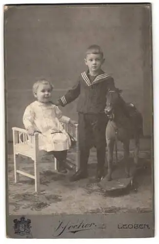 Fotografie Victor Sochor, Leoben, Timmersdorferstrasse 12, Zwei Kinder mit Schaukelpferd, Matrosenanzug